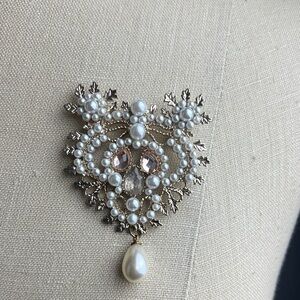 Elegant Pearl and Crystal Brooch